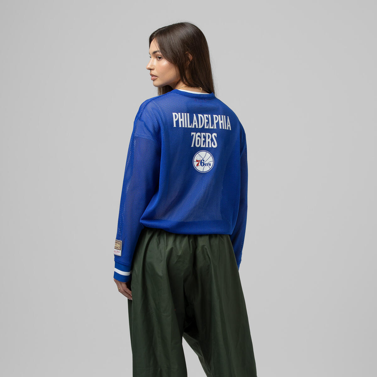 NBA WOMEN'S CROPPED LS MESH HENLEY 76ERS - Image 8