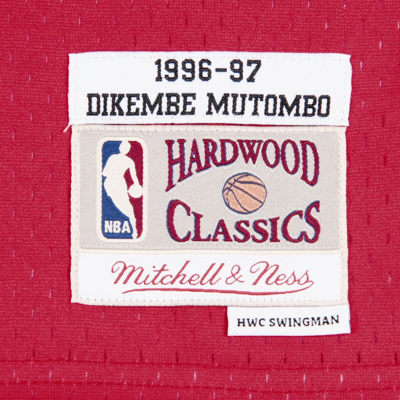 NBA SWINGMAN ROAD JERSEY HAWKS 1996 DIKEMBE MUTOMBO - Scarlet - Image 3 NBA SWINGMAN ROAD JERSEY HAWKS 1996 DIKEMBE MUTOMBO - Scarlet - Image 3