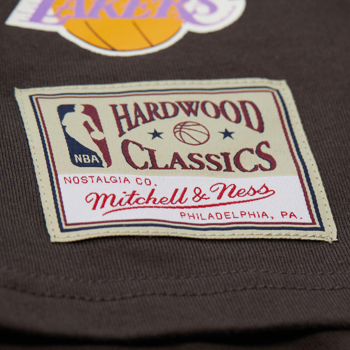 NBA STAGGERED ZAG CAP SLEEVE TEE HWC LAKERS - Vintage Black - Image 5