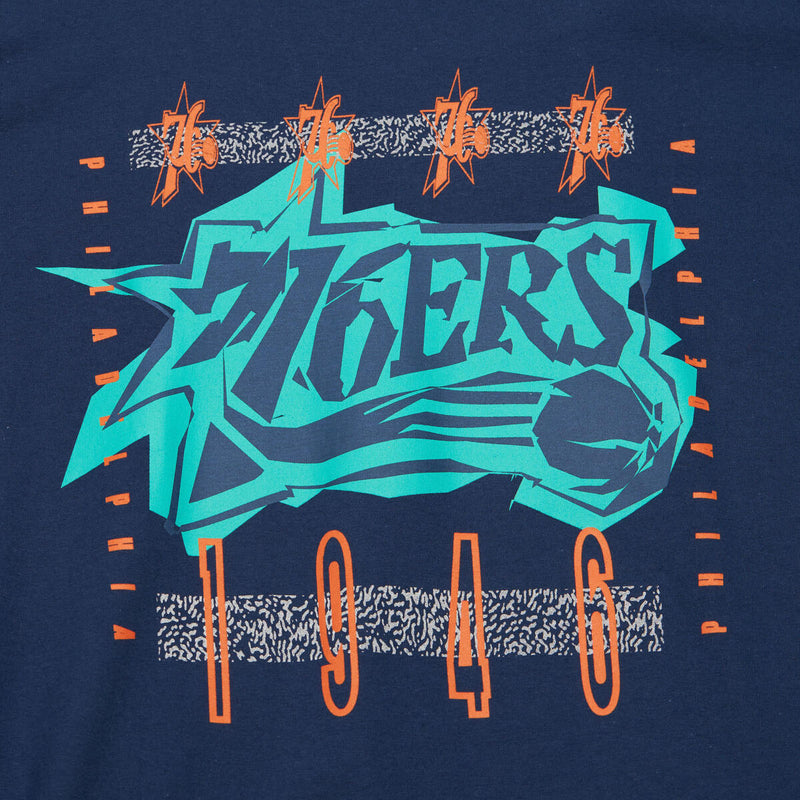 NBA 90s REFLECTIVE STATIC SS PREMIUM TEE 76ERS Navy TCRW6778-P7646PPPNAVY - Image 3 NBA 90s REFLECTIVE STATIC SS PREMIUM TEE 76ERS Navy TCRW6778-P7646PPPNAVY - Image 3