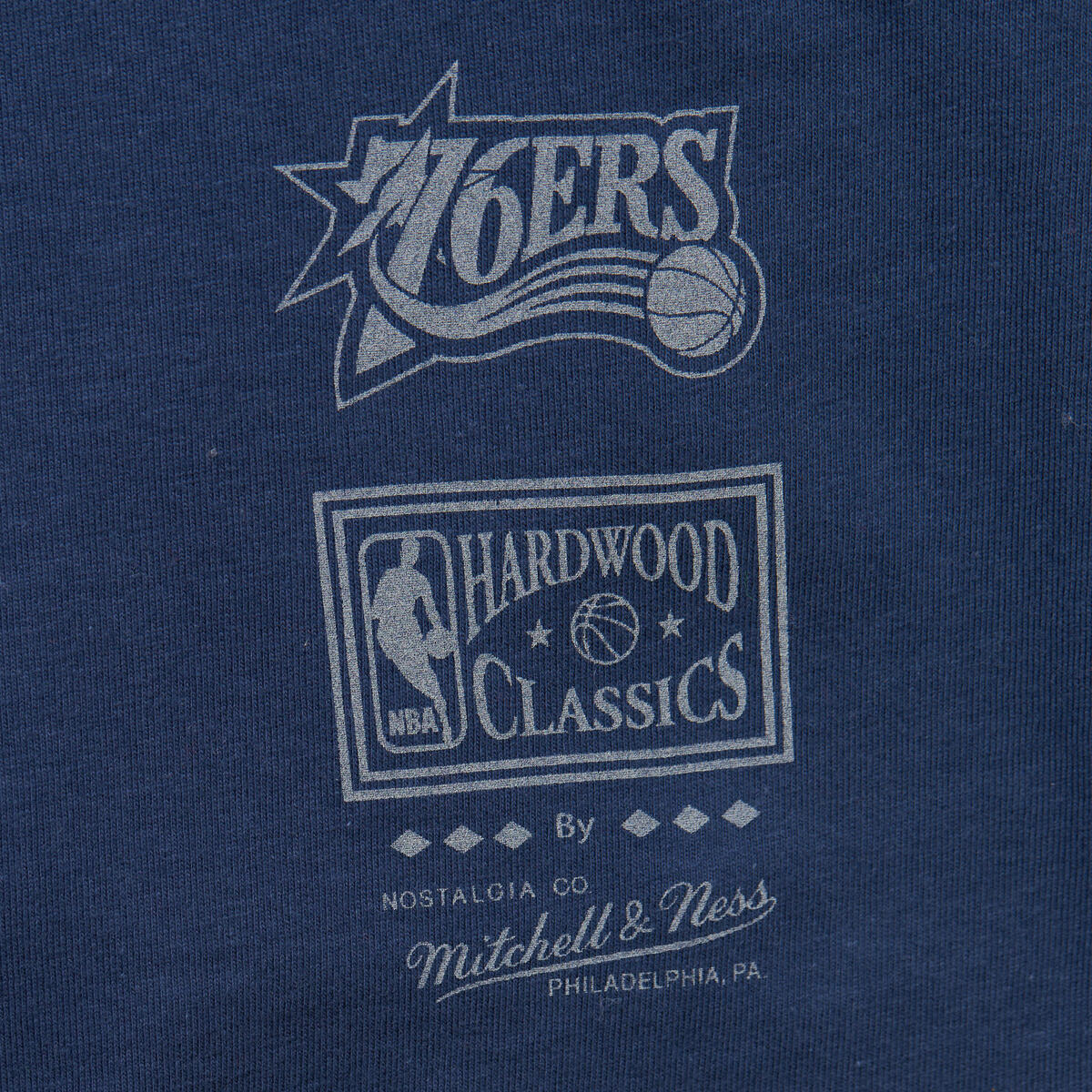NBA 90s REFLECTIVE STATIC SS PREMIUM TEE 76ERS Navy TCRW6778-P7646PPPNAVY - Image 1