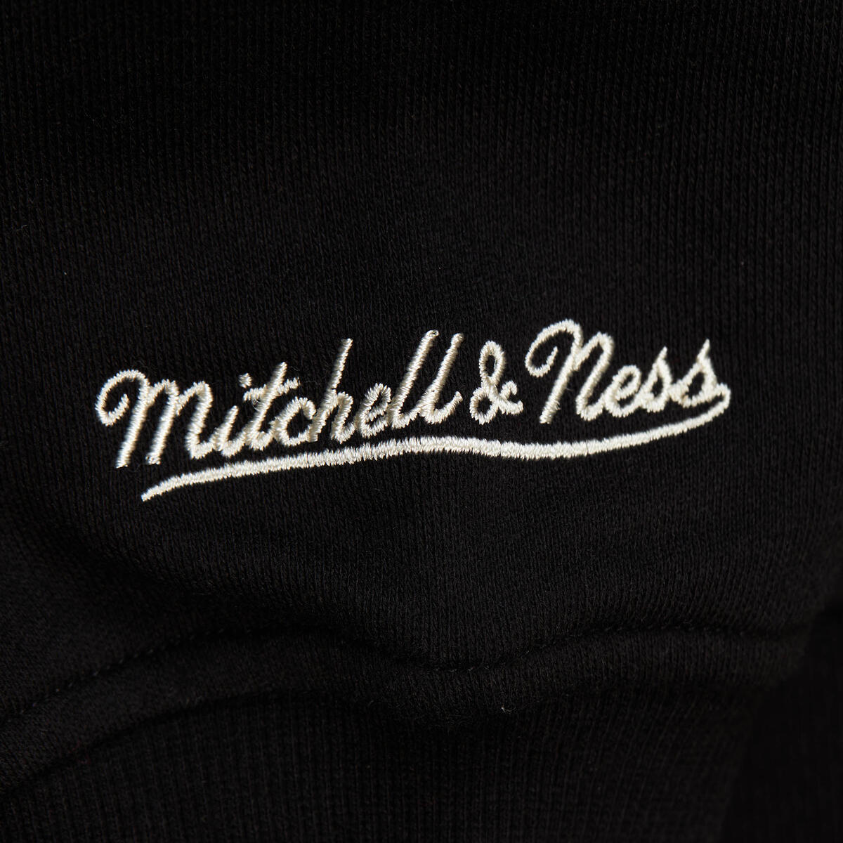 NBA PLAYOFF WIN 2.0 FULL ZIP FLEECE VINTAGE LOGO BULLS Black TH8063-CBUBLCK - Image 5