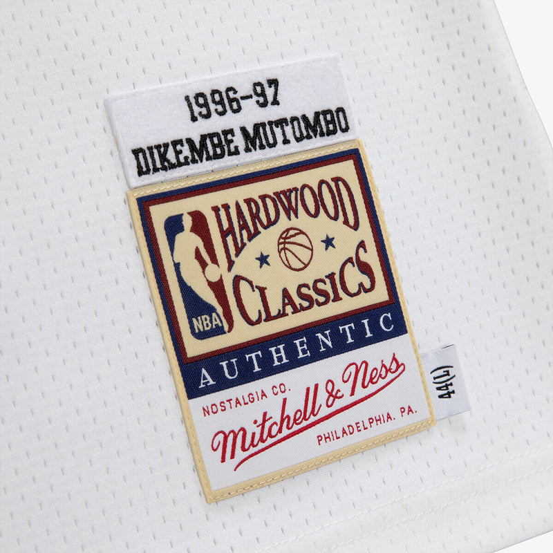 NBA AUTHENTIC JERSEY HAWKS 1996 DIKEMBE MUTOMBO - White - Image 3