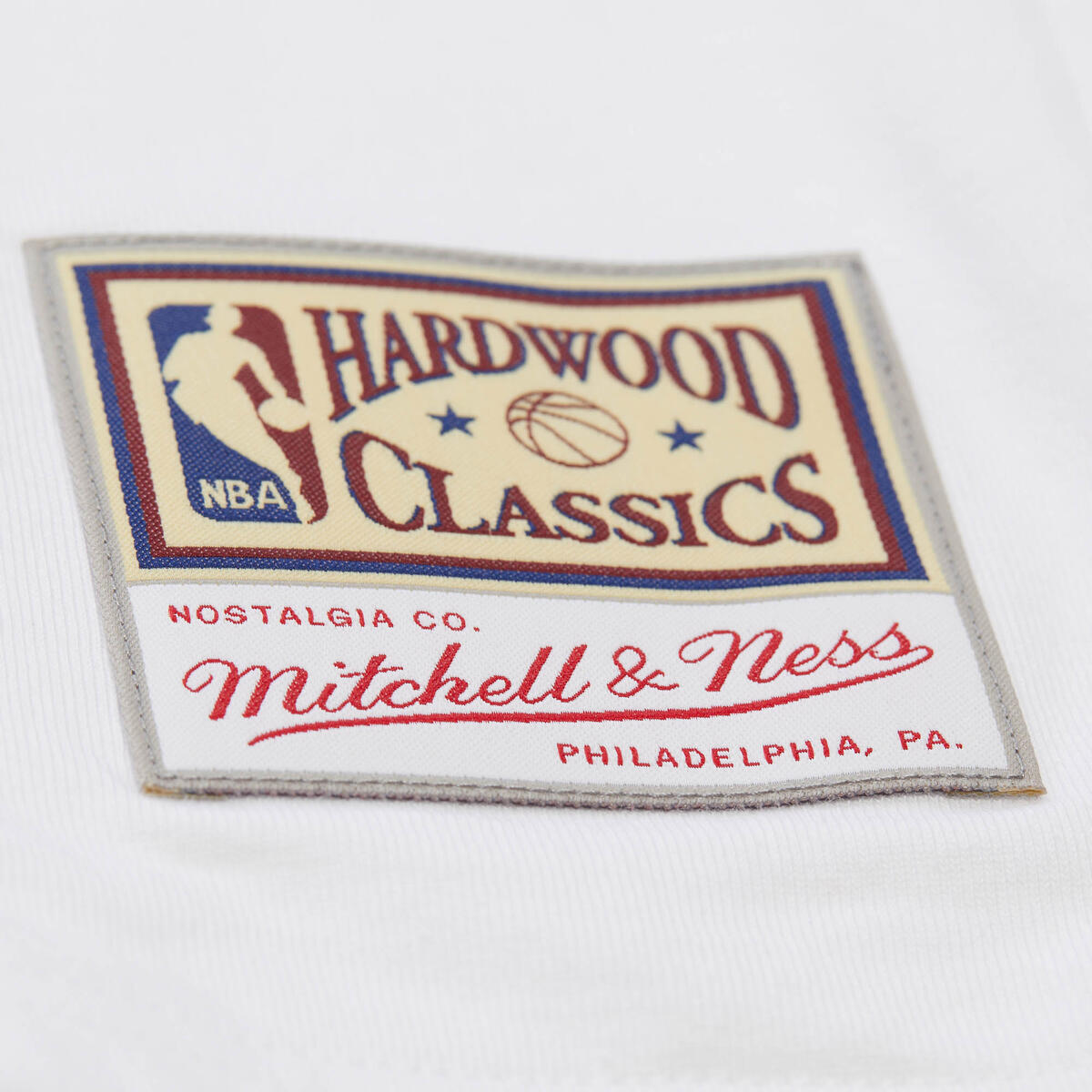 NBA GRAPHIC SS HOOD TEE BULLS White FC10112-CBUWHIT - Image 4