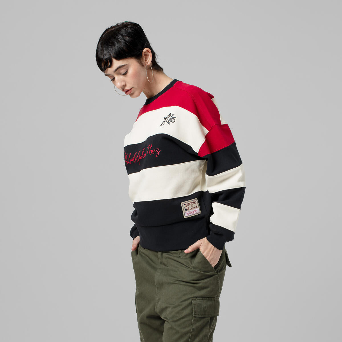 NBA WOMEN'S BLOCKED FLEECE CREW 76ERS - Black - Image 7