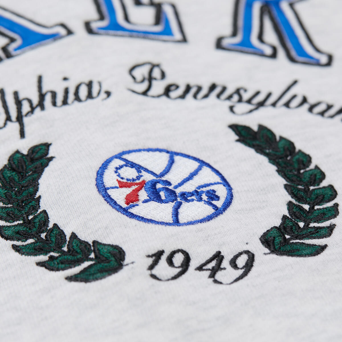 NBA WOMEN'S CROP FLEECE TOGGLE CREW 76ERS - Grey Heather - Image 4