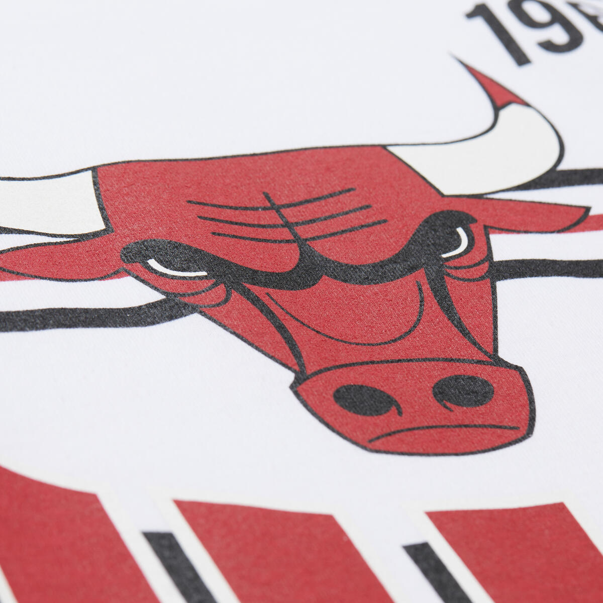 NBA TEAM ORIGINS PREMIUM SS TEE VINTAGE LOGO BULLS - White - Image 3