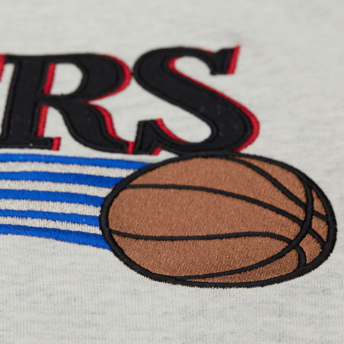 NBA HERITAGE COLLECTION FLEECE CREW VINTAGE LOGO 76ERS - GREY HEATHER-CREAM - Image 4