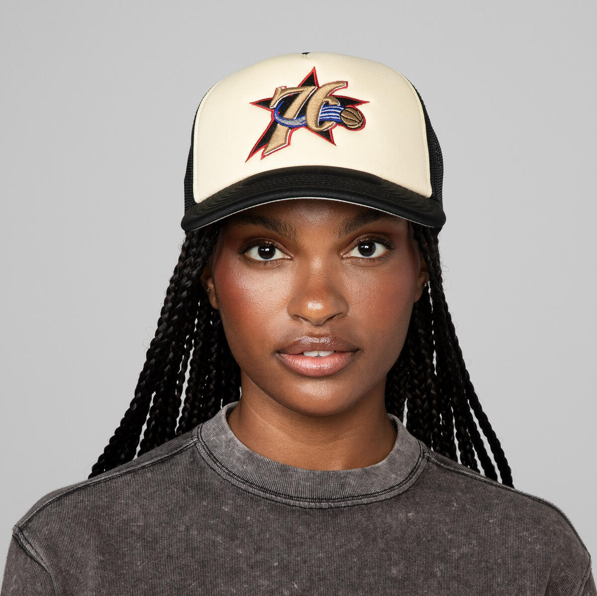 NBA VINTAGE BLOCK TRUCKER HWC 76ERS - Cream - Image 4