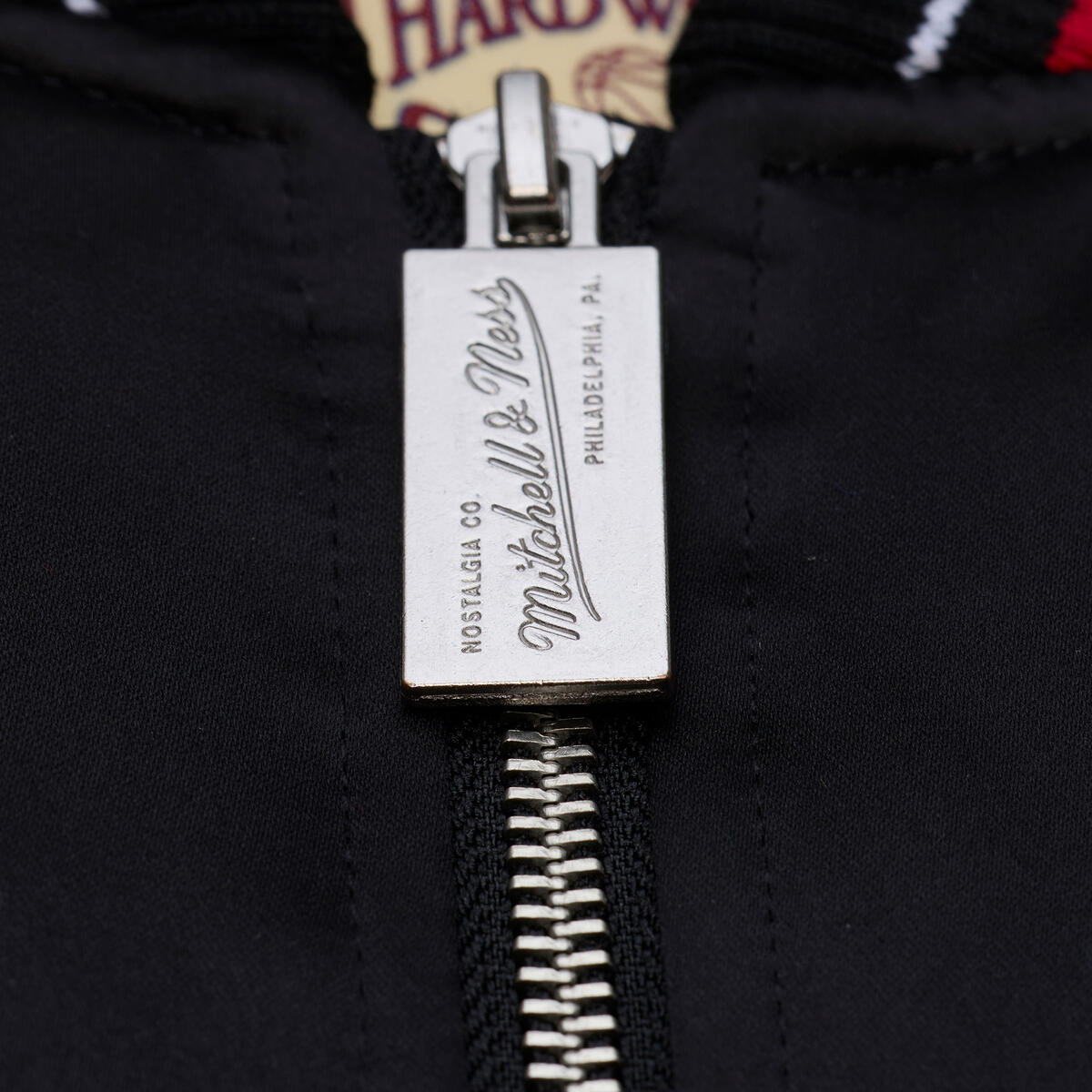 NBA THROW IT BACK HEAVYWEIGHT SATIN JACKET VINTAGE BULLS - Image 4