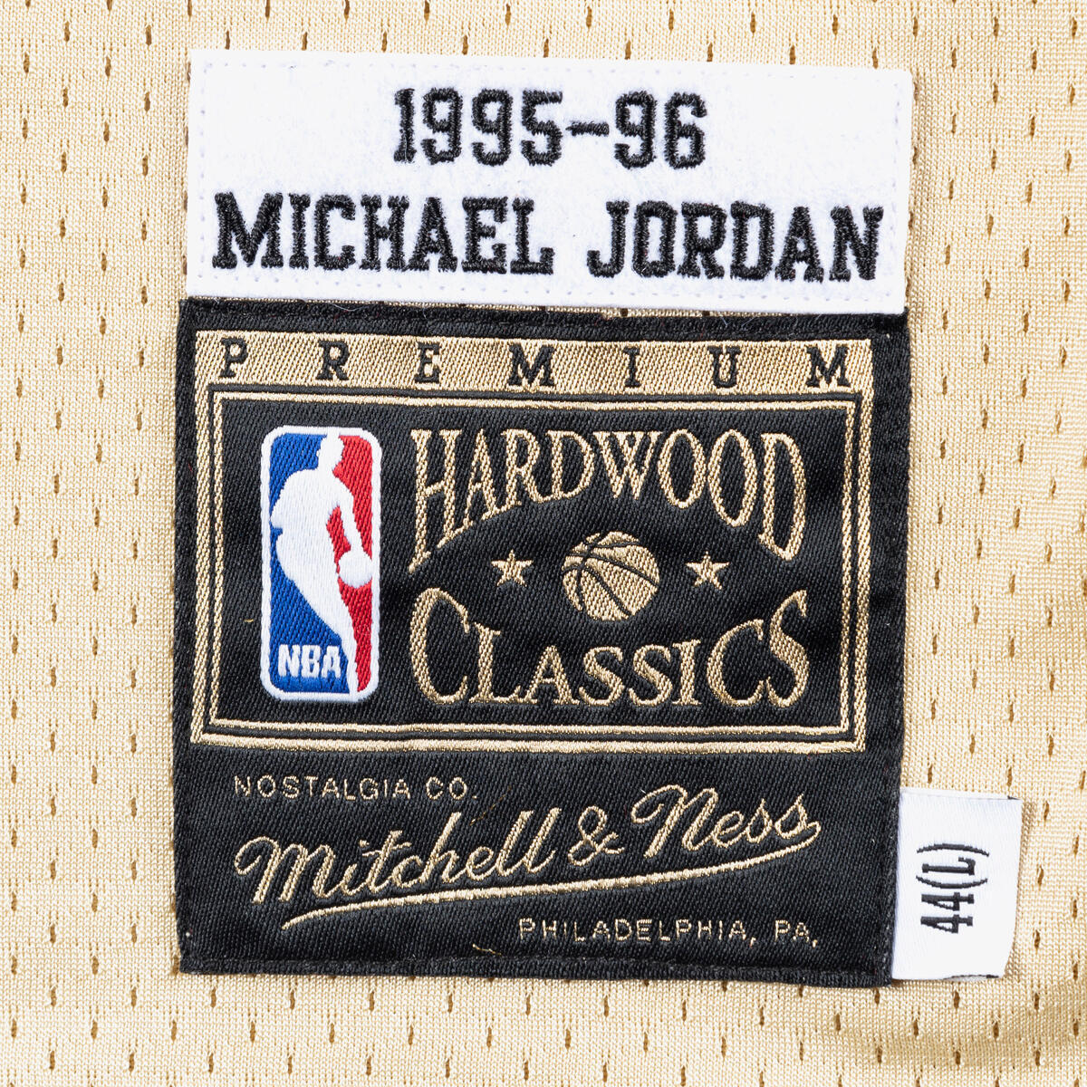 NBA GOLD BASKETBALL JERSEY BULLS 1995 MICHAEL JORDAN - Gold - Image 3
