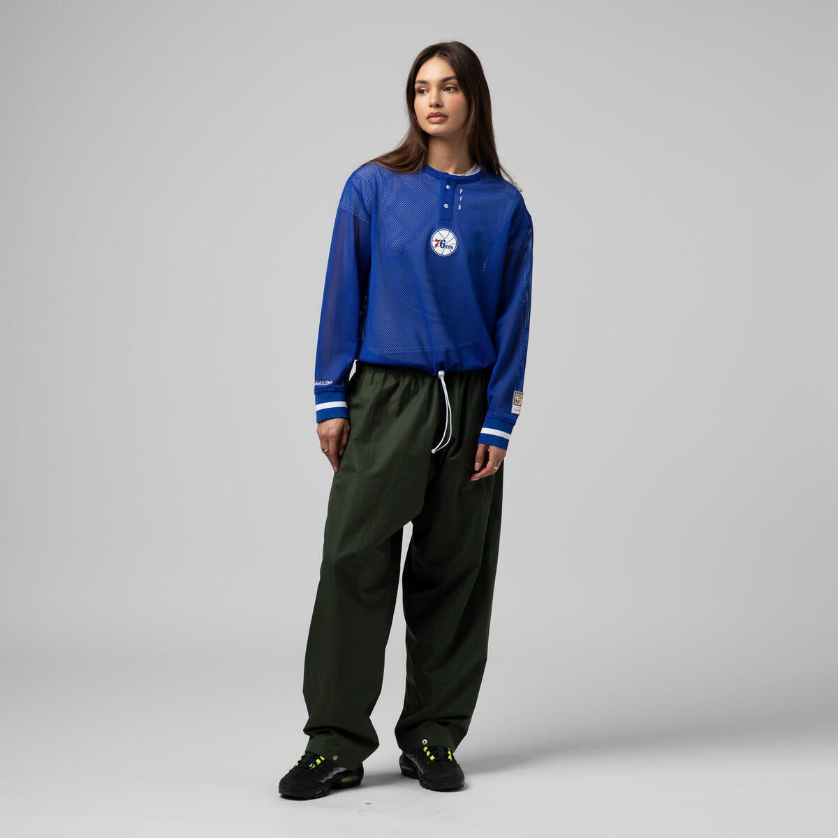NBA WOMEN'S CROPPED LS MESH HENLEY 76ERS - Image 6