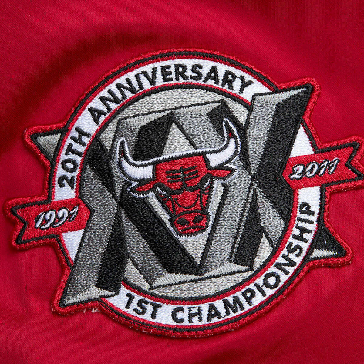 NBA LIGHTWEIGHT SATIN BOMBER VINTAGE LOGO BULLS - Image 3