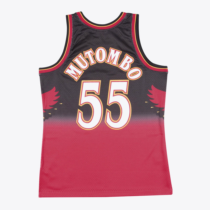 NBA SWINGMAN ROAD JERSEY HAWKS 1996 DIKEMBE MUTOMBO - Scarlet - Image 2