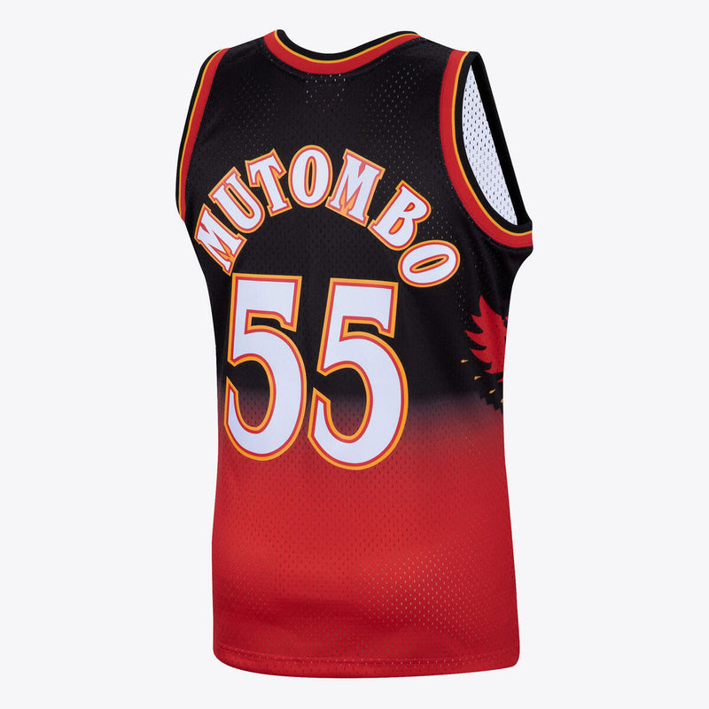 NBA SWINGMAN ROAD JERSEY HAWKS 1996 DIKEMBE MUTOMBO - Scarlet - Image 4