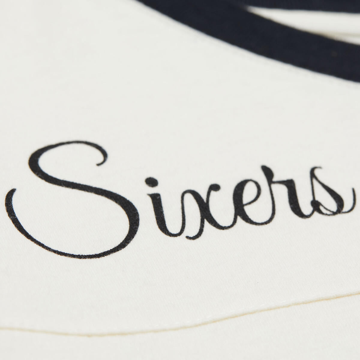 NBA CROPPED YOKE TEE 76ERS - Image 5