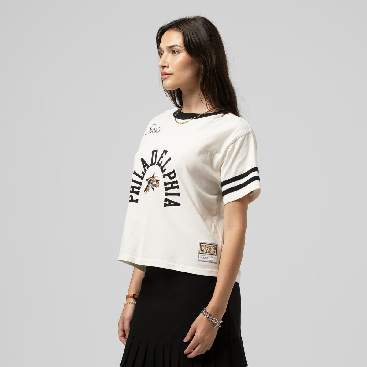 NBA CROPPED YOKE TEE 76ERS - Image 7