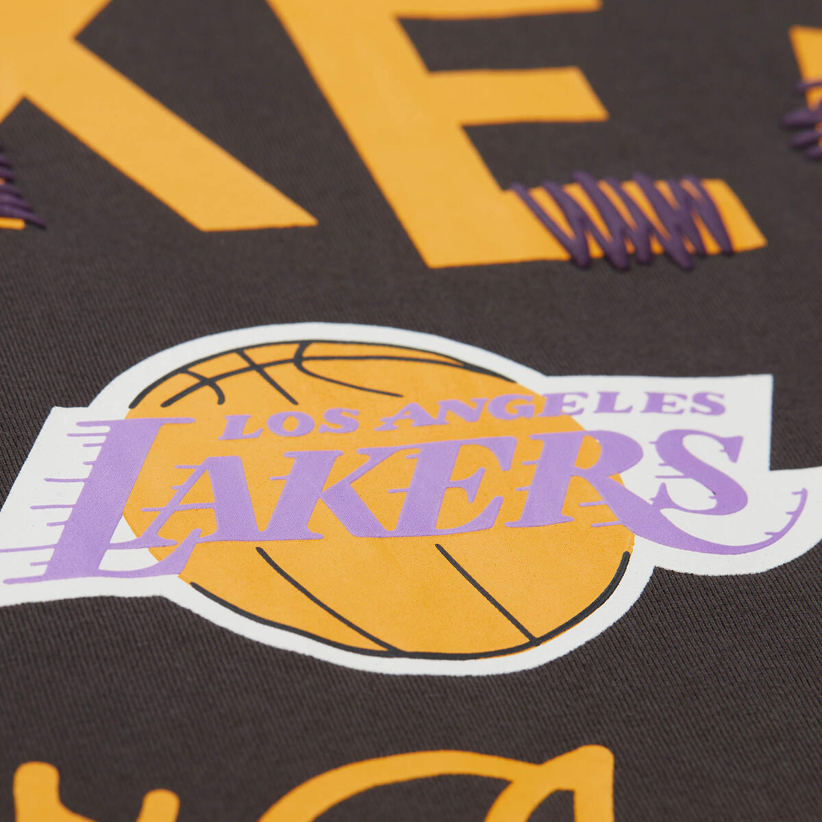 NBA STAGGERED ZAG CAP SLEEVE TEE HWC LAKERS - Vintage Black - Image 4