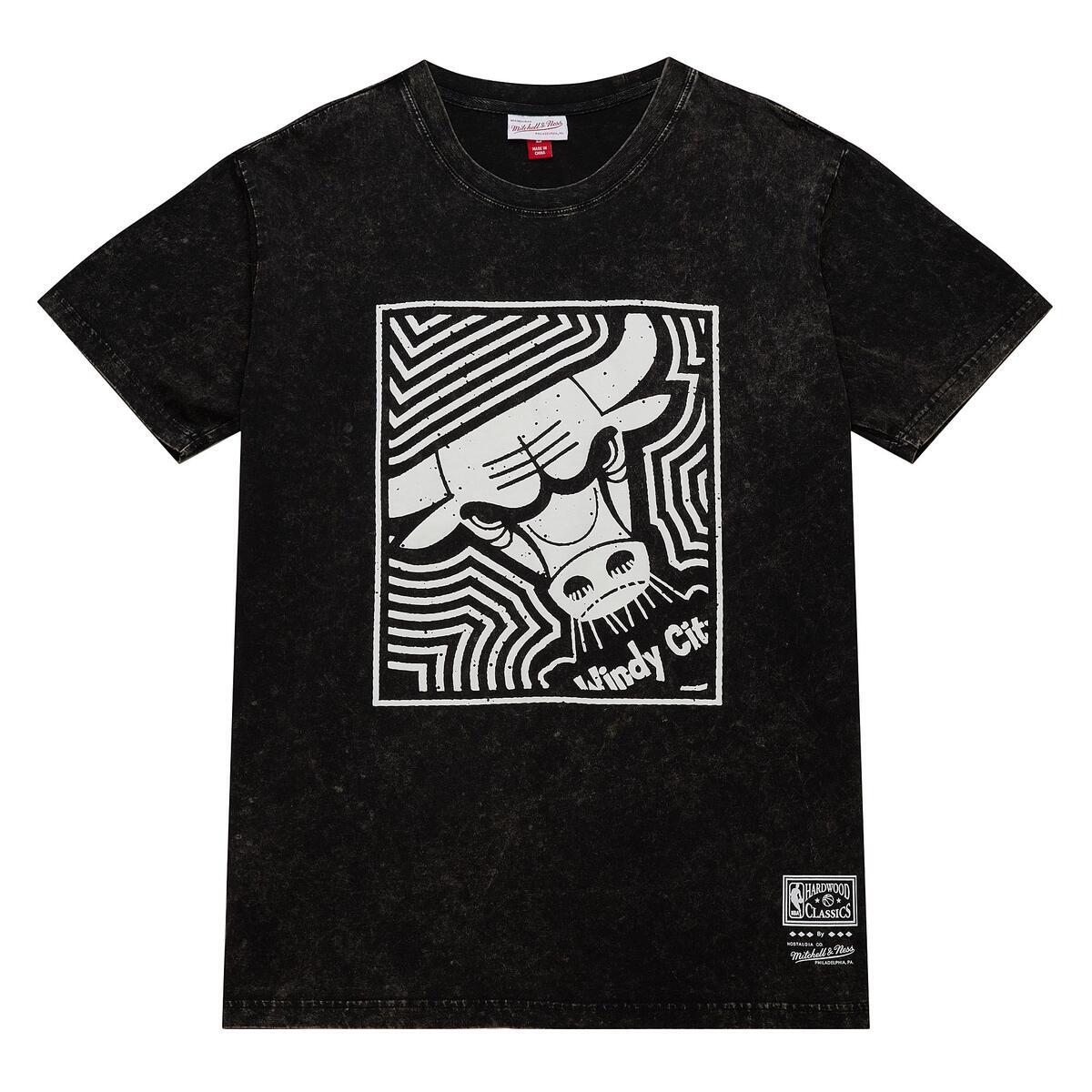 NBA DESTINATION LEISURE SS PREMIUM GRAPHIC TEE BULLS Black SSTE6791-CBUYYPPPBLCK - Image 1