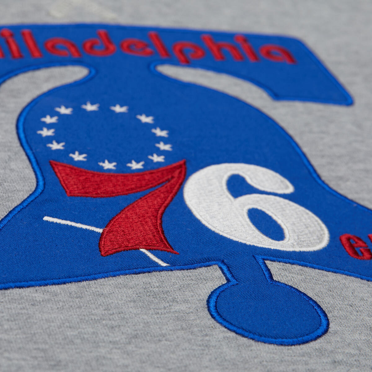 NBA HERITAGE COLLECTION FLEECE HOODIE VINTAGE LOGO 76ERS GREY HEATHER-CREAM TH9280-P76GHCR - Image 2