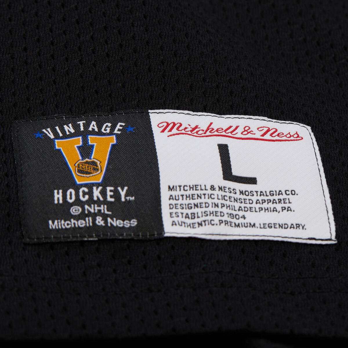 NHL PLAYMAKER COTTON MESH V-NECK VINTAGE LOGO PENGUINS Black TP11153-PPEBLCK - Image 4