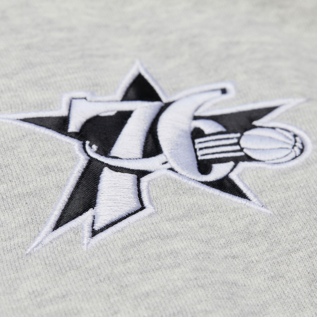 NBA V-NECK CROPPED SWEATSHIRT 76ERS - Image 3