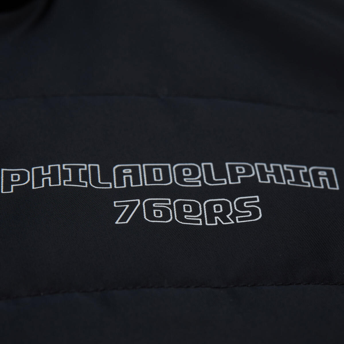 NBA WOMEN'S CROP PUFFER VEST 76ERS - Image 4