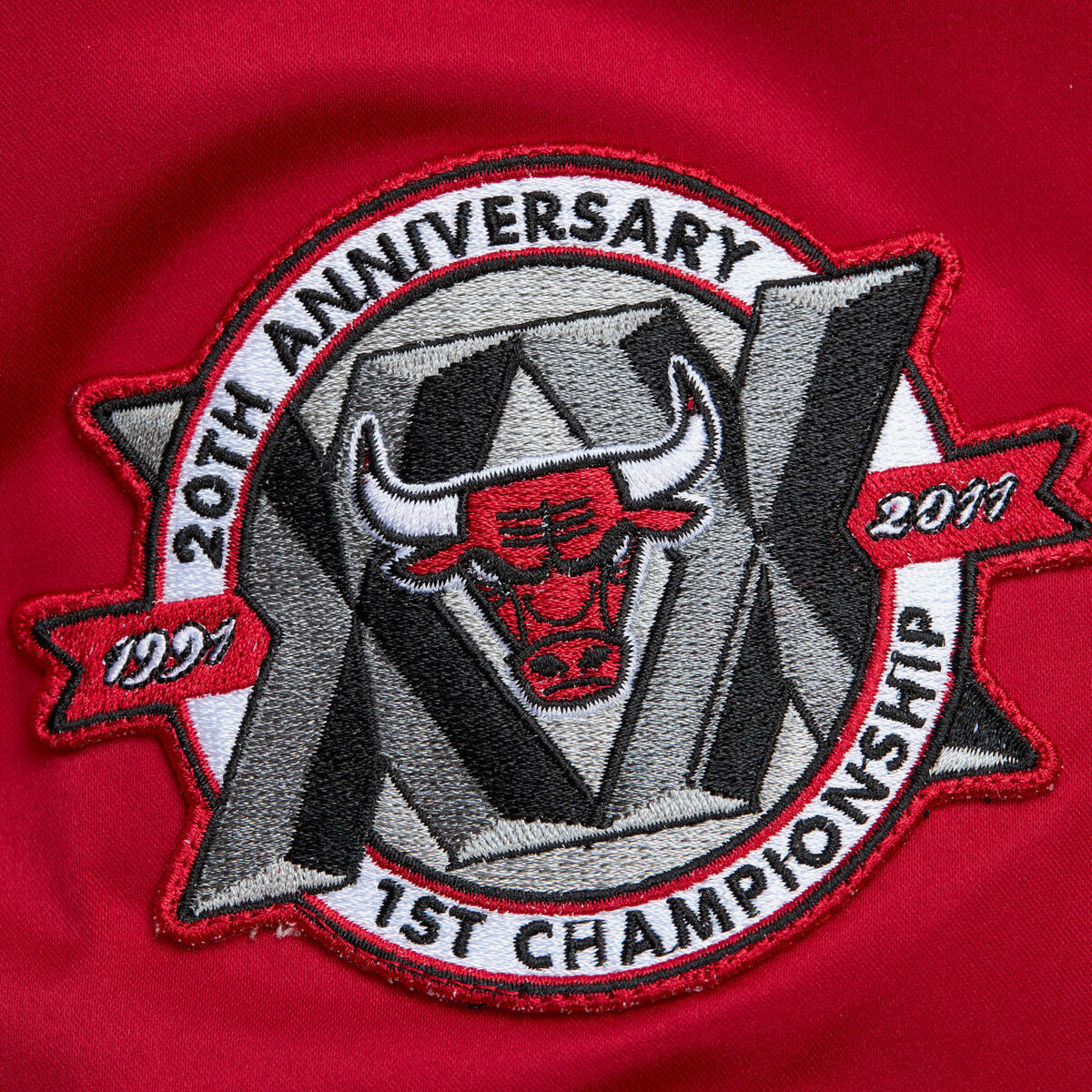 NBA LIGHTWEIGHT SATIN BOMBER VINTAGE LOGO BULLS - Image 11
